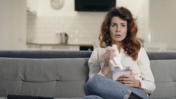 Wanita menangis menonton TV di ruang tamu. Portrait of sad woman wiping face — Stok Video
