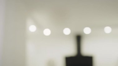 Ciddi iş kadını uzak işyerinde bilgisayarı kapatma.