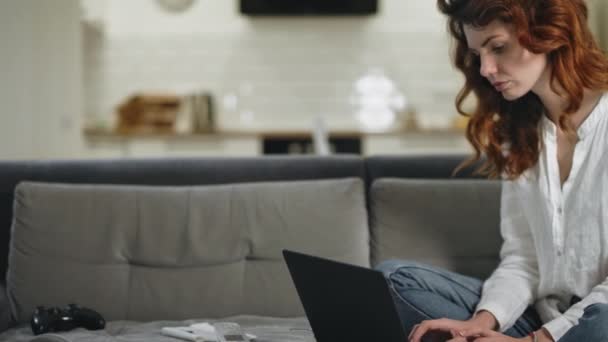 Mujer de negocios serio ordenador portátil de trabajo en el lugar de trabajo remoto . — Vídeos de Stock