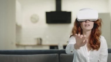 Evde VR gözlük güzel kadın. 3D gözlük oynarken closeup Lady