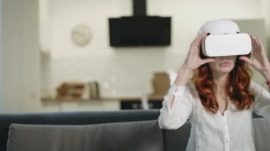 VR gözlüklü sıkıcı kadın. 3D etkileşim oynarken gülümseyen kız