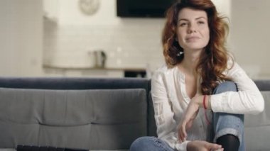 Mutfakta kanepede oturan konsantre kadın. Çekim heyecanlı kız izlerken TV