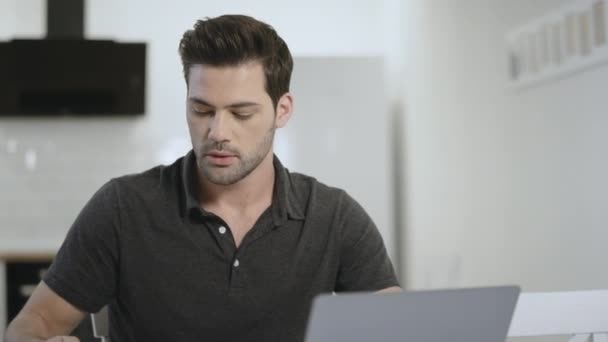Uomo d'affari che lavora al computer portatile sul posto di lavoro remoto. nero ragazzo pulizia tavolo . — Video Stock