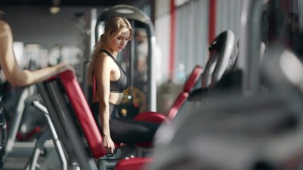 Fitnessfrau turnt im Sportverein am Sportsimulator. — Stockvideo