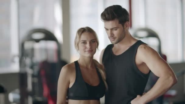 Lyckligt par visar tummen upp gest efter lyckad träning i Fitness Club — Stockvideo