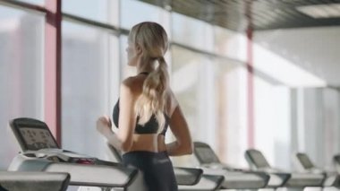 Sporcu kadın fitness çalışan makine üzerinde pratik.