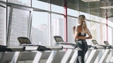 Spor kulübünde koşu makinesi fitness kadın eğitim kardiyo egzersiz.