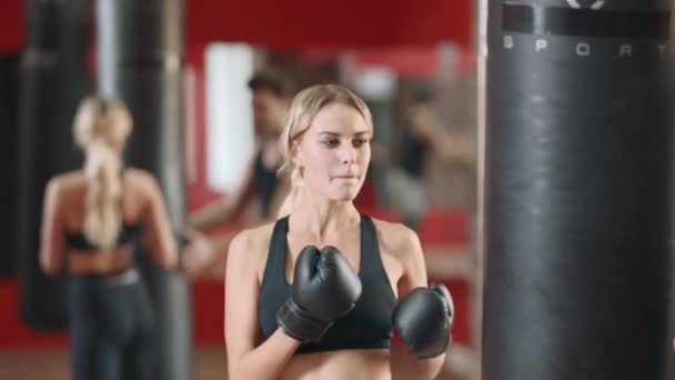 Kvinna Boxer utbildning stansar på boxning utbildning med Coach tillsammans. — Stockvideo