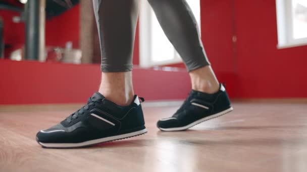 Крупный план мужских ног в спортивной обуви на фитнес-тренировке в спортклубе . — стоковое видео