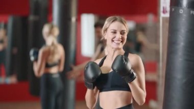 Birlikte spor salonunda kişisel antrenör ile Mutlu kadın eğitim kutusu mücadele.