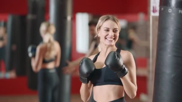 Mujer feliz caja de entrenamiento lucha con entrenador personal en el gimnasio juntos . — Vídeo de stock