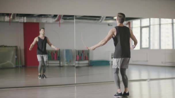 체육관 클럽에서 밧줄을 건너 뛰는 피트니스 남자 훈련 점프 운동 — 비디오