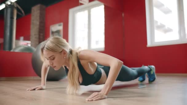 Atlet kvinna utbildning push up övning i gym Club. — Stockvideo