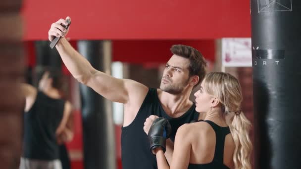 Instructor de fitness haciendo selfie móvil con boxeadora mujer después del entrenamiento . — Vídeos de Stock