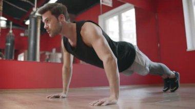 Sporcu adam eğitim fitness kulübünde egzersiz itmek.