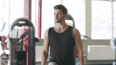 Man vücut geliştirmeci fitness spor eğitim de lunges squat için dumbbells kullanarak