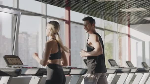 Fitness merkezinde koşu bandı makineüzerinde çift eğitim kardiyo egzersiz Koşu — Stok video
