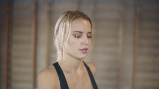 Portrait de jolie femme en cours d'exécution sur machine tapis roulant dans le club de fitness . — Video