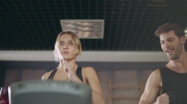 Çalışan makinede ciddi bayan flört Seksi sporcu.