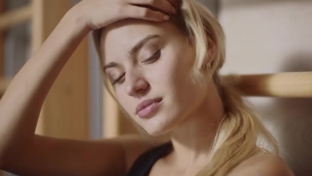 Portrait of concentrated woman looking camera in fitness gym. — Stock Video