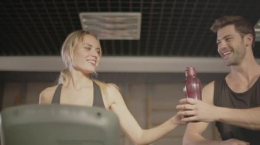 Neşeli adam spor kulübünde sıvı alarak.