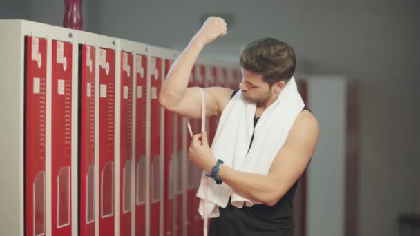 Stilig Narcissus girthing muskler med måttband. — Stockvideo