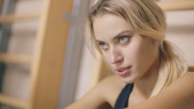 Hayal kırıklığına spor kadın fitness kulübünde kamera görünümlü.