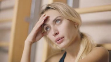 Spor kulübünde üzgün duygu yorgun kadın eğitmen portresi.