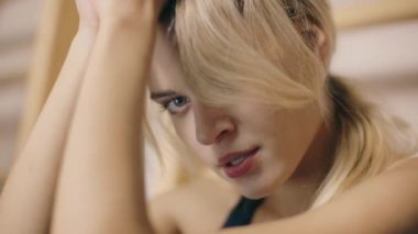 Agresif spor kadın fitness kulübünde kötü hissediyorum.