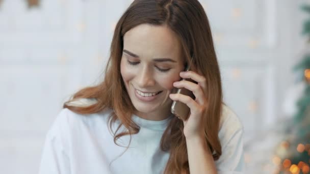 ホリデーハウスで携帯電話を呼ぶ幸せな若い女性. — ストック動画