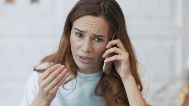 Üzgün karısı cep telefonundan konuşuyor. Closeup agresif kadın cep telefonu konuşuyor. — Stok video