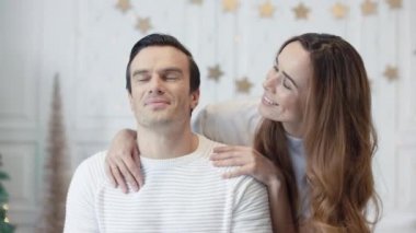 Lüks evde yeni yıl tatilini birlikte kutlayan güzel aile