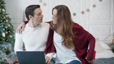 Şaşırmış adam modern evde beklenmedik hediye alıyorum. Adam çalışan bilgisayar