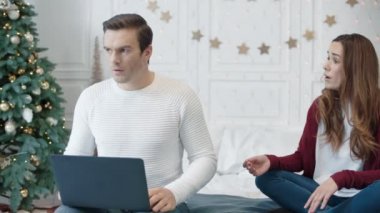 Agresif genç kadın uzak işyerinde bilgisayar üzerinde çalışan adam engel.