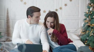 Modern dairede pc noel hediyeleri görünümlü rahatlatıcı çift.