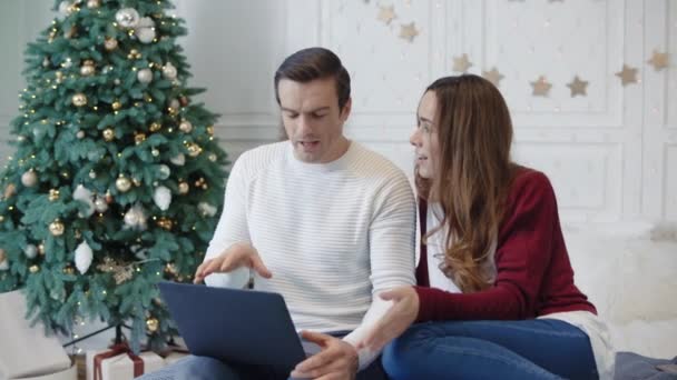 Aufgeregtes Familienlachen im Luxusschlafzimmer. hübsches Mädchen schwingt die Arme — Stockvideo