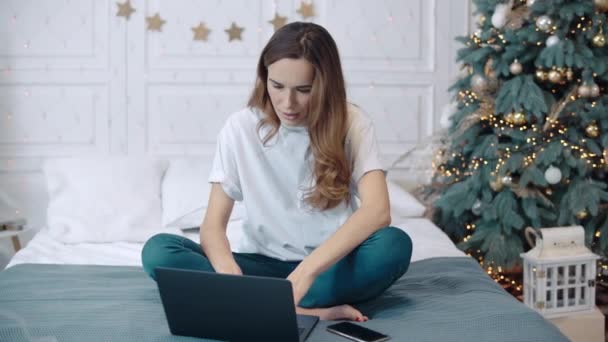 Femme souriante lisant des nouvelles positives sur l'ordinateur à la maison de luxe . — Video