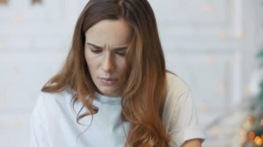 Üzgün serbest kadın uzak işyerinde yeni yıl zamanda üzgün hissediyorum
