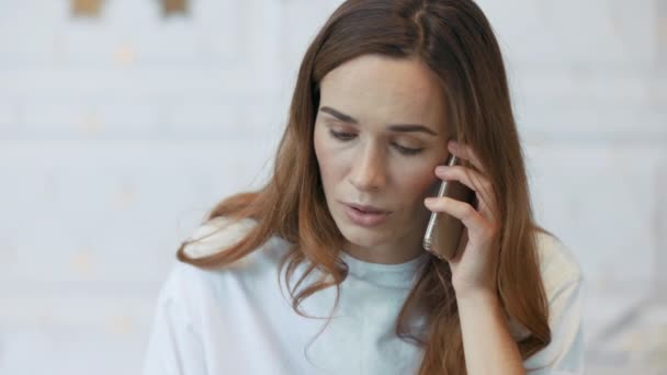 Ernsthafte Geschäftsfrau, die Aufgaben auf dem Handy gibt. Nahaufnahme konzentrierte weibliche Chefin — Stockvideo