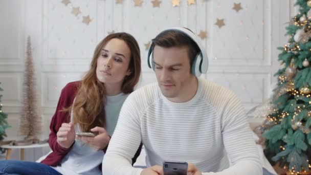 Glückliches Paar genießt gemeinsam Musik im Kopfhörer. — Stockvideo