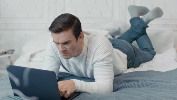 Aggressivo maschio professionale rendendo male ghigno di fronte al computer . — Video Stock