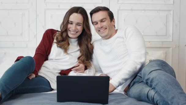 Família feliz rindo na frente da tela do laptop na sala de estar . — Vídeo de Stock