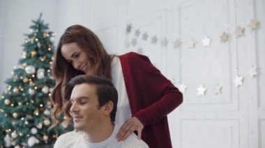 Closeup güzel karısı lüks evde koca omuzları masaj.