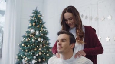 Noel dekore odasında kocası masaj Closeup flört