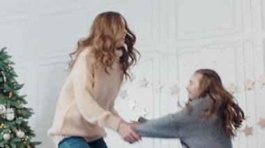 Neşeli aile birlikte lüks evde yatakta yukarı ve aşağı atlama.