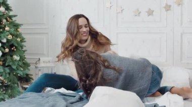 Lüks evde genç kız ile eğlenceli oynayan genç kadın.