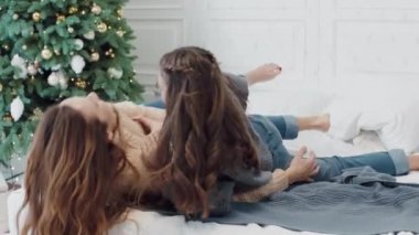 Lüks evde genç kızı ile oyun Pretty anne.