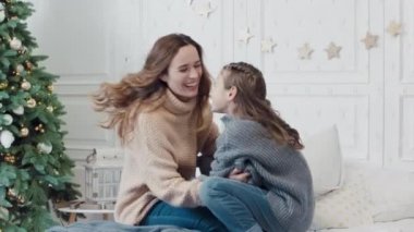 Neşeli kadın ve genç kız çift kişilik yatakta birbirlerine sarılma.