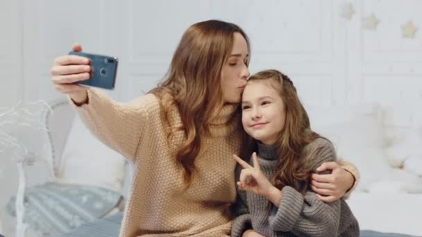 Lindas senhoras posando para selfie foto na casa moderna . — Vídeo de Stock