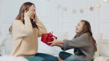 Lüks evde yeni yıl hediyesi alan neşeli kadın.